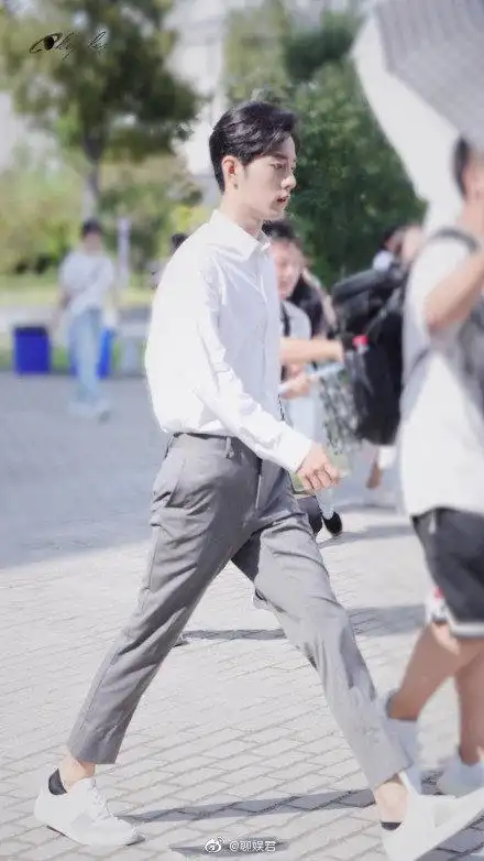 来感受肖战劈叉式走路风,都怪这双大长腿,追不上你啊不一样的感受