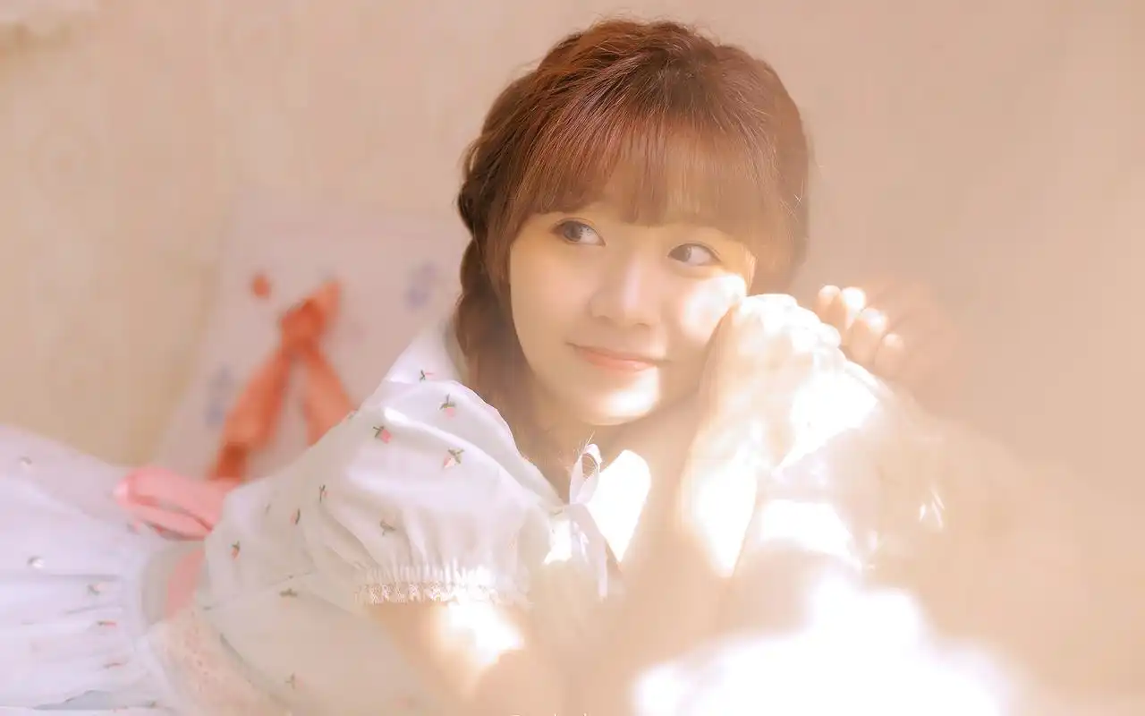 甜美笑容碎花裙小姐姐的桌面壁纸-美女壁纸-556资源网