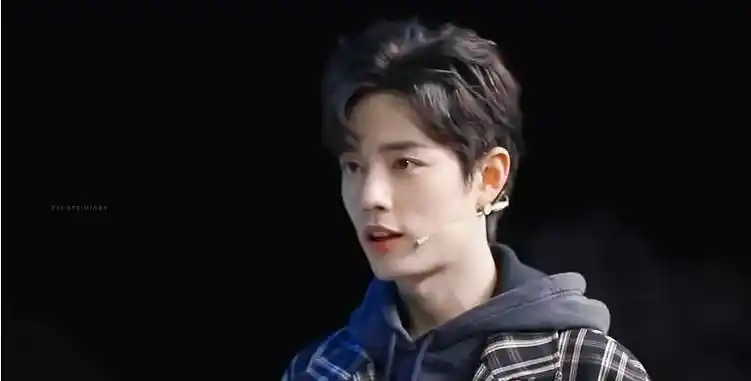 他就苦练眼神,后来在《创造101》的舞台上,我们看到的助演嘉宾肖战