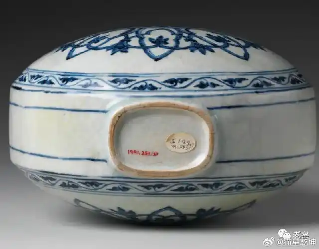 明 青花抱月瓶(底部) 美国大都会博物馆藏