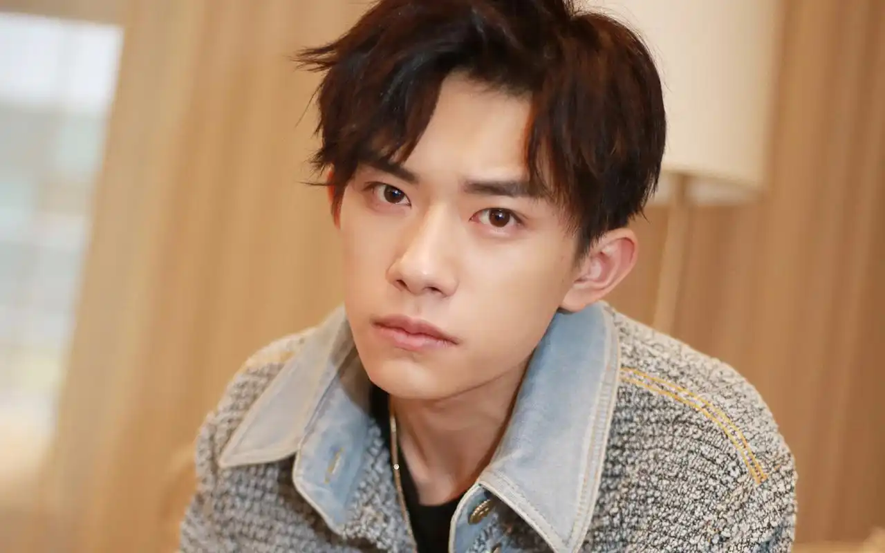 易烊千玺高清帅气写真图片桌面壁纸