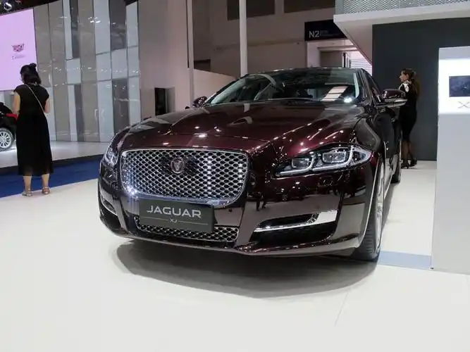 捷豹车一个豹子头感觉真的是好看整个前脸也是