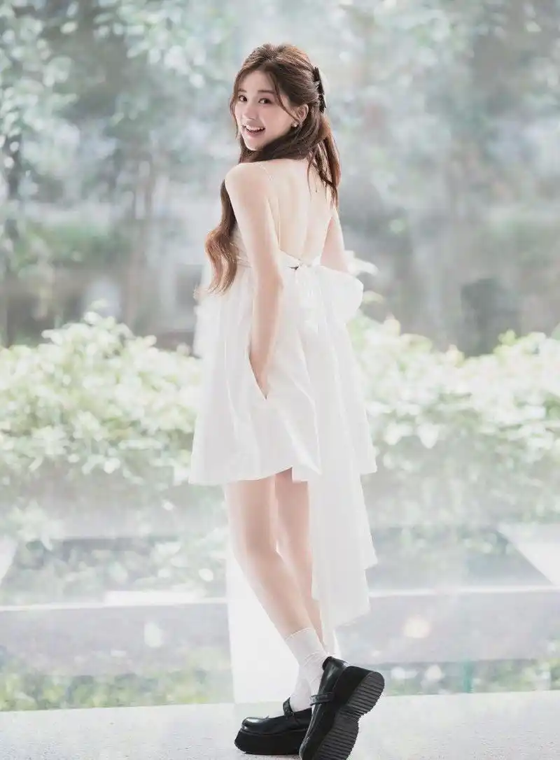 赵露思最新写真曝光,白裙配美腿甜美动人,演艺生涯令人惊叹