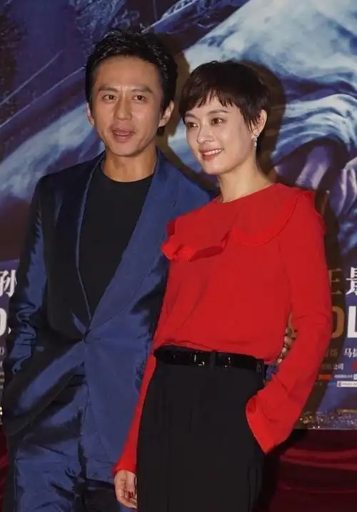孙俪和邓超真有夫妻相,俩人穿着红蓝cp装,笑得也太爽朗了吧