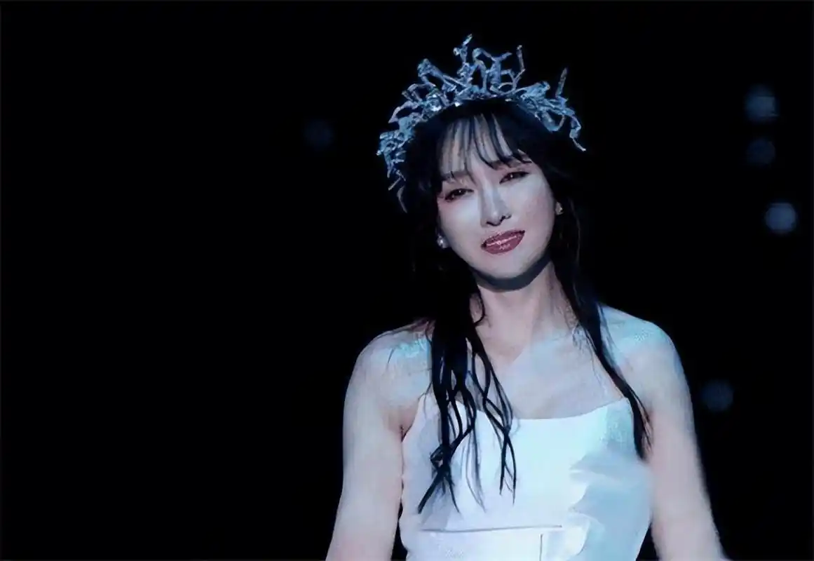 萨顶顶近照,和老公见面90分钟就闪婚,现在过上了豪门阔太的生活