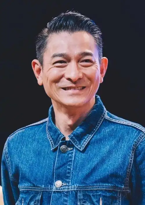 刘德华断崖式哀老白发苍苍皱纹明显网友泪目天王如今也老了