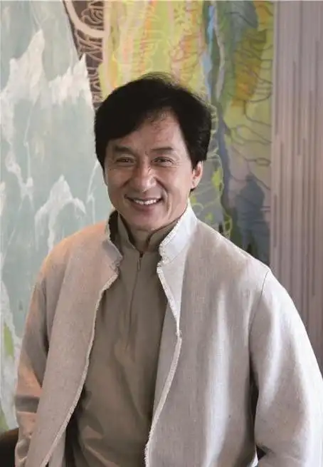 断崖式衰老成龙白发苍苍尽显老态网友泪目我不能接受