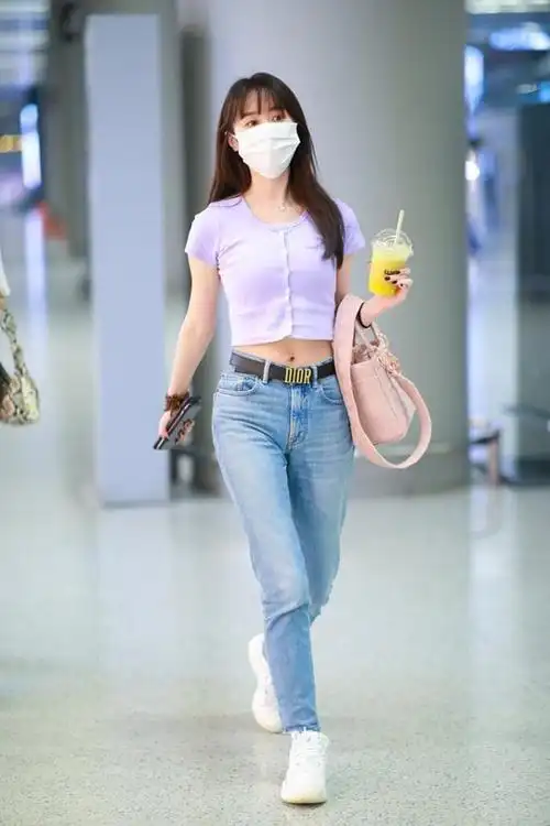 袁冰妍穿搭美出新高度白色短上衣露出细腰但是手臂有点粗