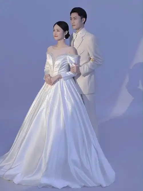 超适合做壁纸的清爽蓝色光影极简婚纱照