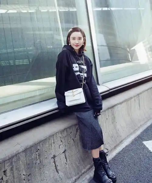 原创31岁唐艺昕好身材让人羡慕不已卫衣配马丁靴引领潮流显高显瘦