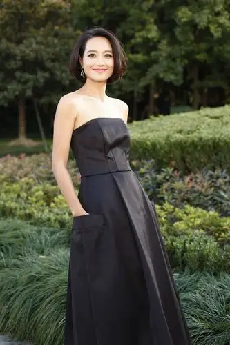 朱丹时尚优雅亮相时装周获封香肩女神