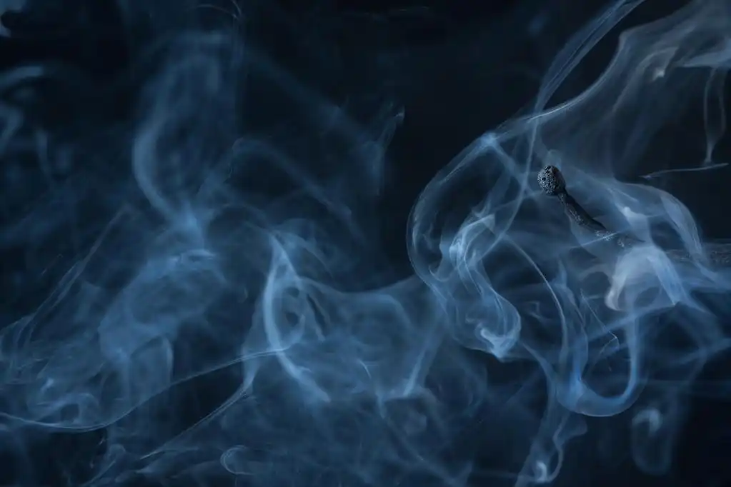 抽烟,在黑色和白色背景的彩色的烟雾