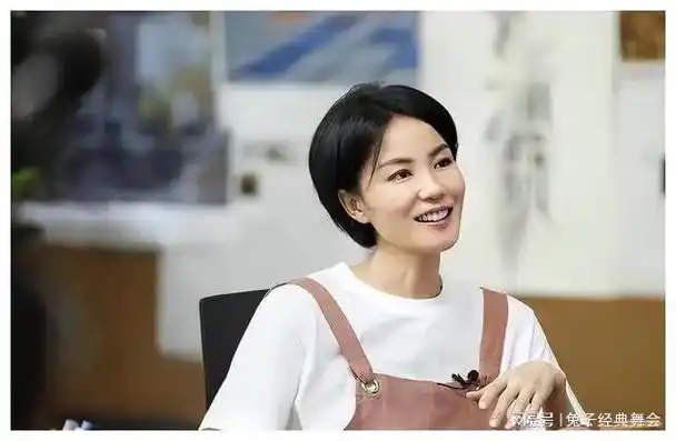 天后也老了,56岁王菲独自游玩被拍到,瘦得只剩骨架