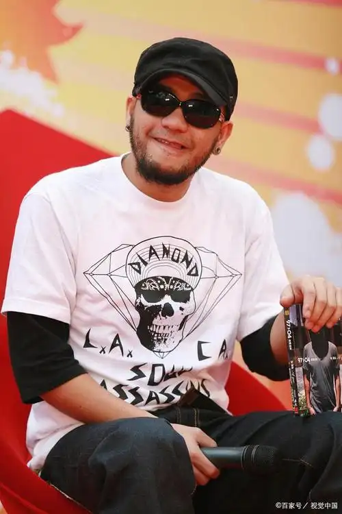 张震岳,这个曾经让无数人为之疯狂的摇滚歌手,如今已经49岁了.