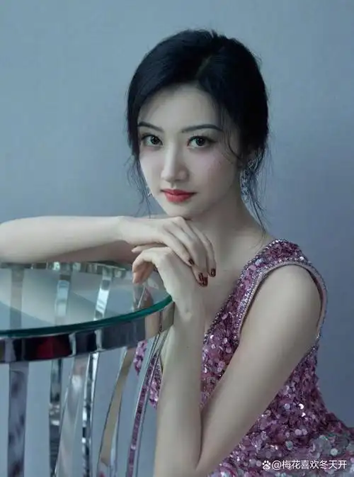 女星景甜分享粉色珠片低胸长裙写真,经历风波,依然甜美