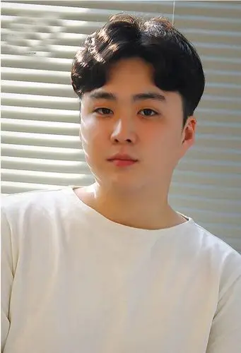 圆脸男生适合剃哪些短头发造型 前卫款圆脸男生短发图集赏析_发型师姐