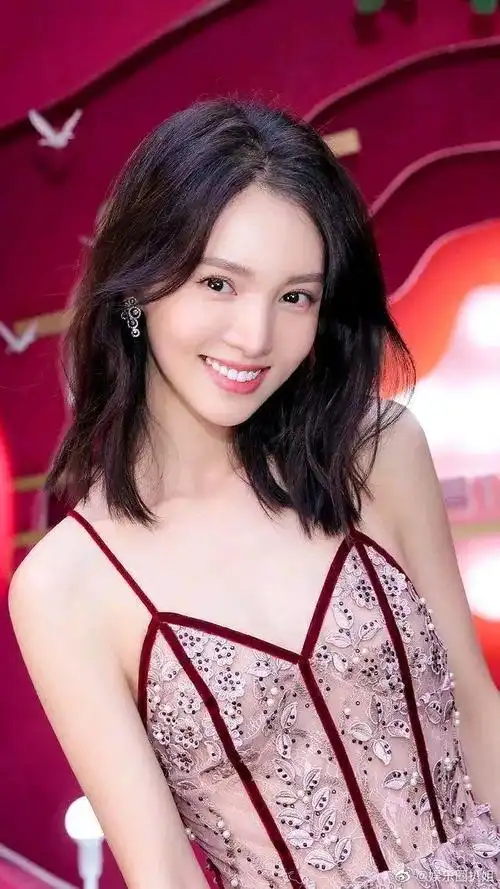 金晨晒车内自拍,并配文,我这就算拍立得脸,姐姐这么精致的脸必须