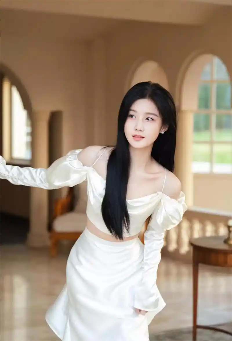 陈意涵身材太出众了,白色缎面长袖吊带背心搭同色长裙,高贵典雅