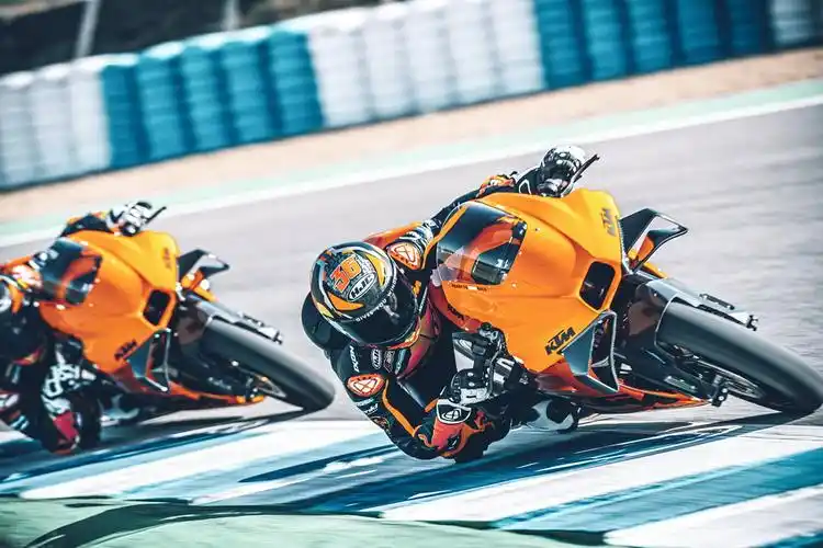 ktm rc8c 赛道特写