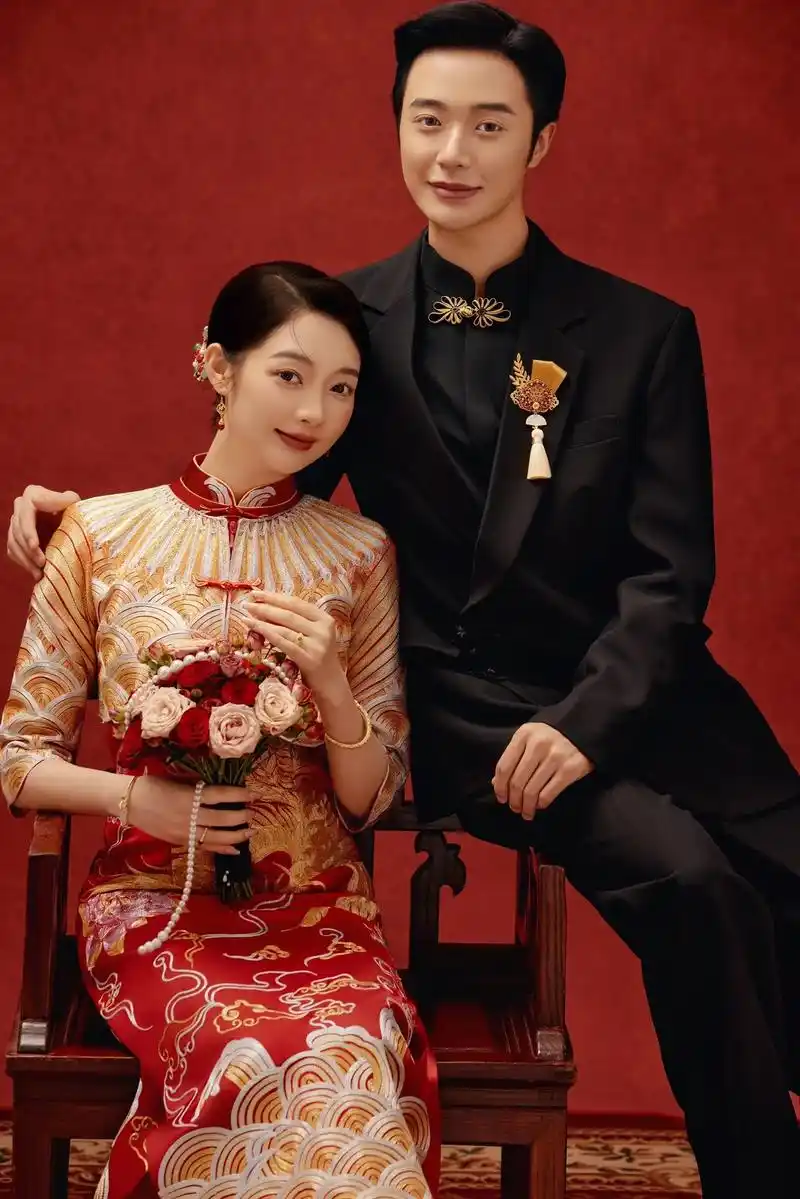 普通人也能驾驭的明星同款婚纱照  「中式秀禾」 凤凰羽翼环绕金色