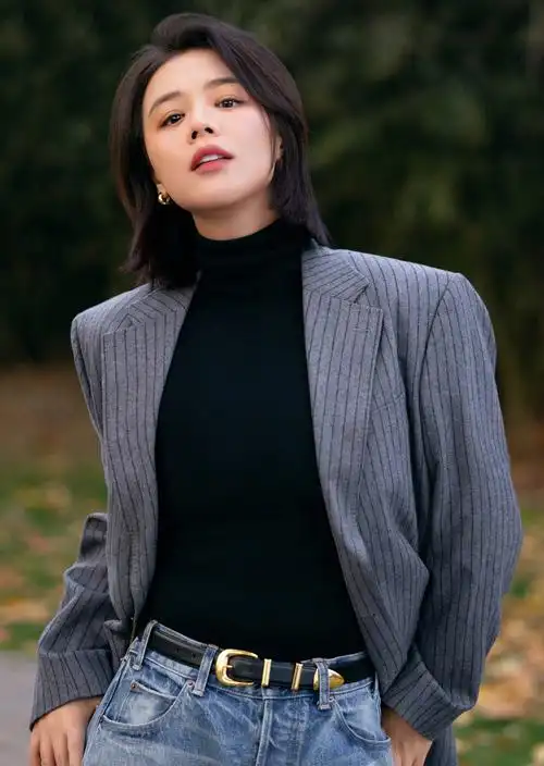 灿烂微笑的马思纯,娇艳如花,时尚魅力!