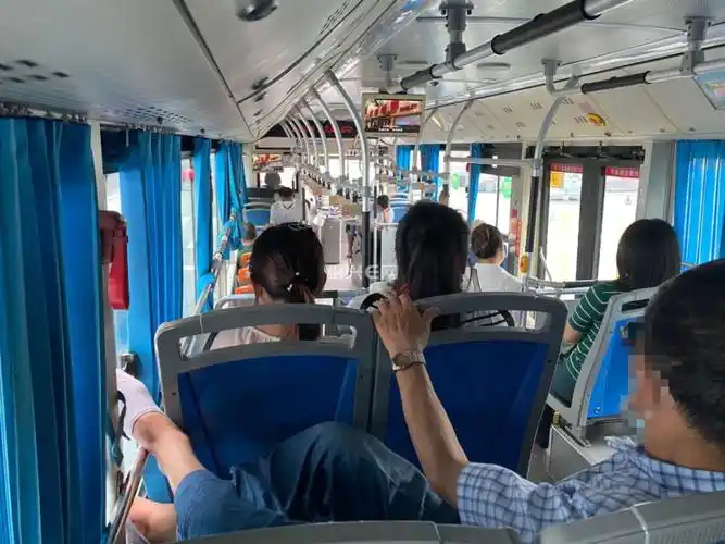 绍兴一男子在5路公交车上这行为…引发网友热议!