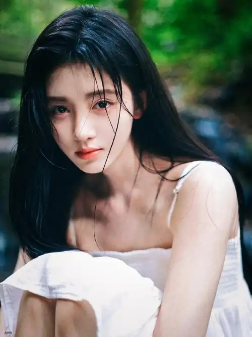 鞠婧祎白色吊带裙写真