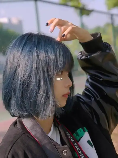 5度#染发#短发#女生短发发型#显白发色#蓝黑色#蓝黑色头发褪色中