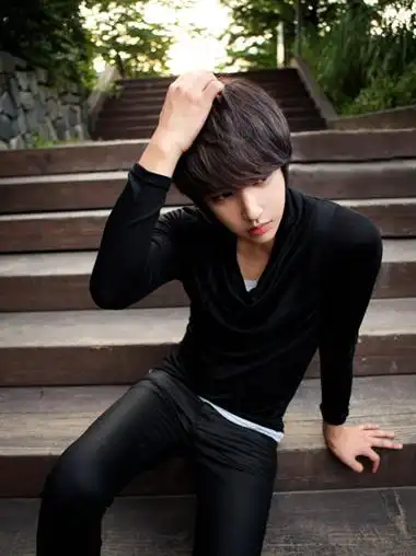 男生最新潮流斜刘海 倒三角脸男生修颜发型