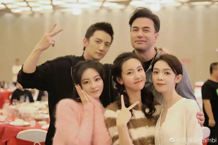 祝绪丹晒狐妖剧组合照～ 试问谁能不爱美女呢