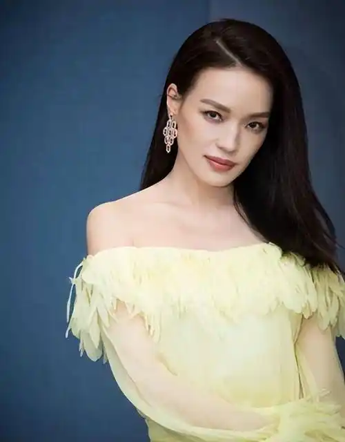 舒淇穿黄裙身材凹凸有致 妆容大气浓烈眼神温柔_时尚_艺术_展现