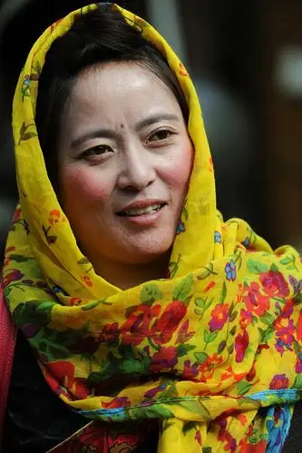 【抓拍藏族妇女】