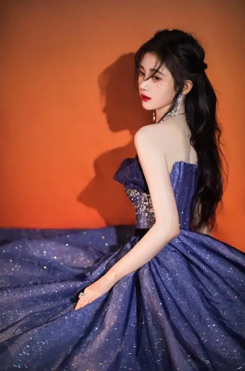 简介:鞠婧祎蓝色星钻裙优雅写真图片,分享一组鞠婧祎图片给大家,图中