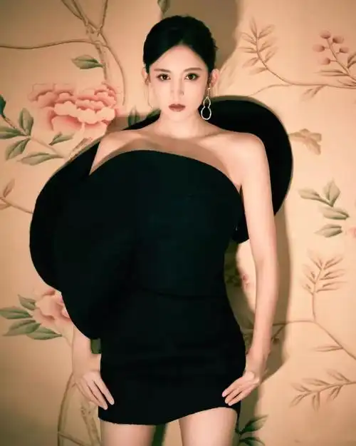 人气女星古力娜扎近日时尚芭莎发布会,在众多女明星中,古力娜扎凭借着