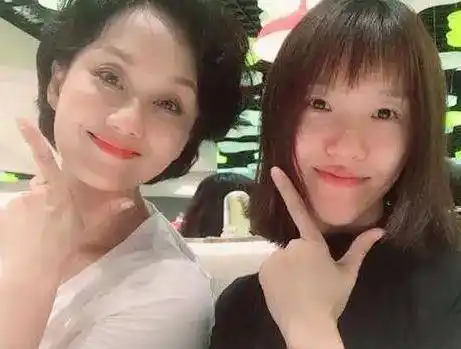 她是著名女星,老公是大富豪,女儿是奥运冠军,52岁仍时尚犹存_金沙