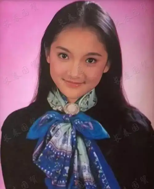 周迅30年前青涩旧照曝光,五官精致甜美可人_凤凰网娱乐_凤凰网
