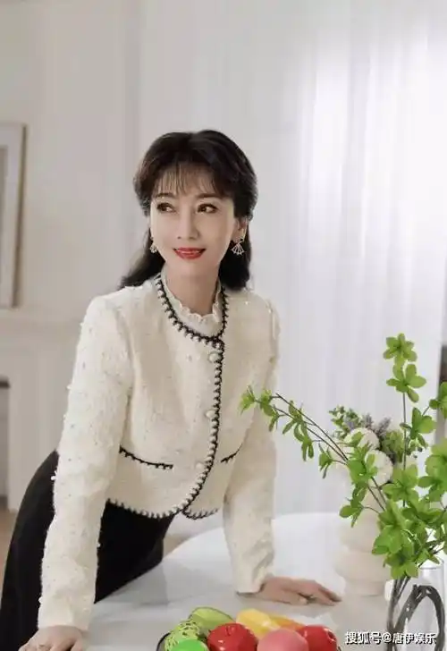 赵雅芝70岁仍优雅,居家照曝光,笑容满面状态佳_生活_网友_照片