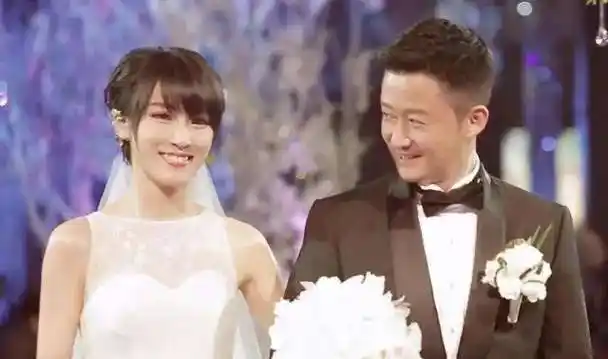 原创硬汉吴京跟岳父称兄道弟瘸腿追谢楠做饭讨老婆欢心