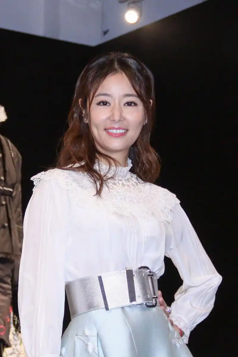 43岁林心如回应2胎传闻全程带笑身材纤细肌肤紧致太美了