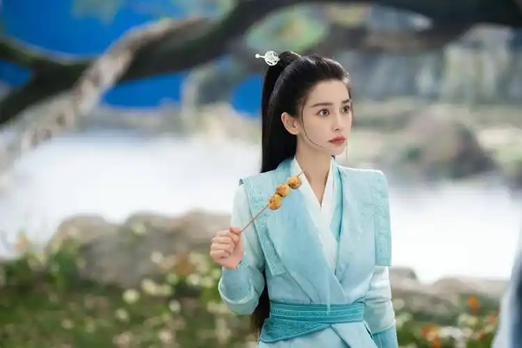 官方释出的预告里,angelababy以干练果决的古装造型现身,高束马尾展现