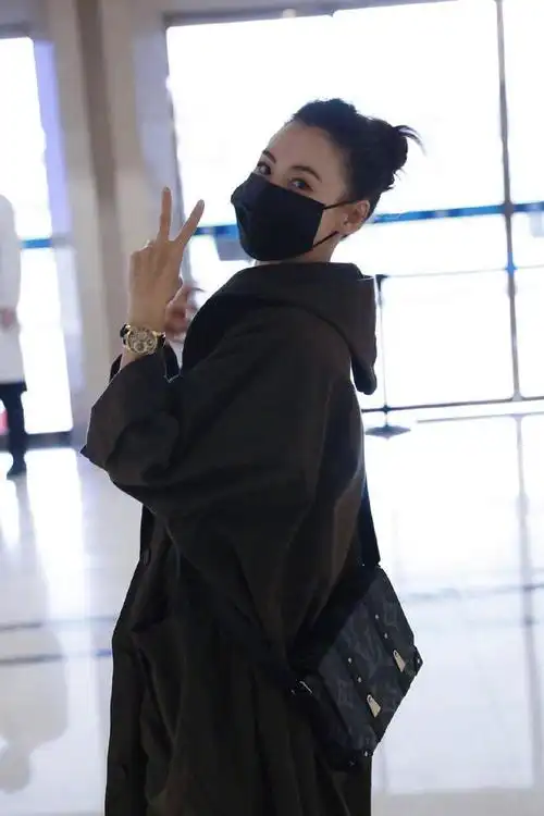 虽然张柏芝全身黑色,戴着口罩捂得严严实实,但依旧难掩美貌,皮肤状态