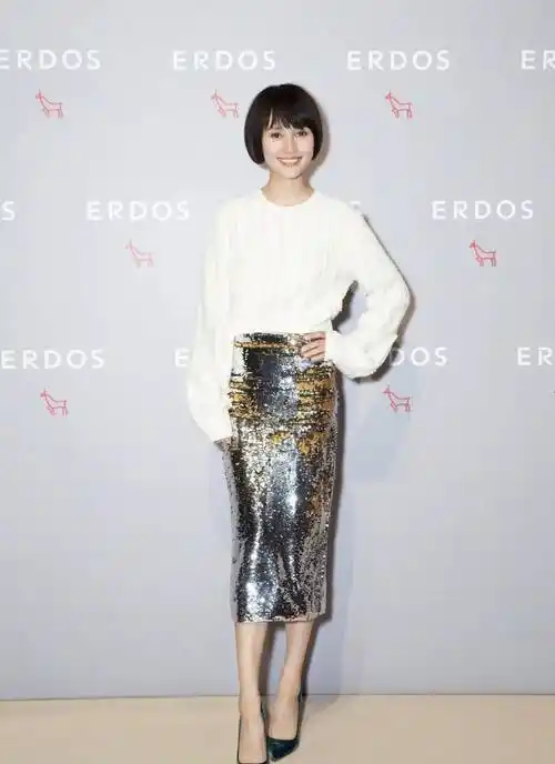 47岁的袁泉人间清醒风穿搭不愧是娱乐圈的一股清流简约又大气