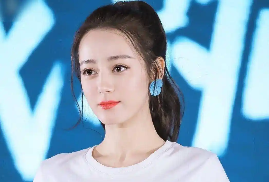 原创迪丽热巴生图引热议28岁皮肤状态好的不像话看清腿围我酸了