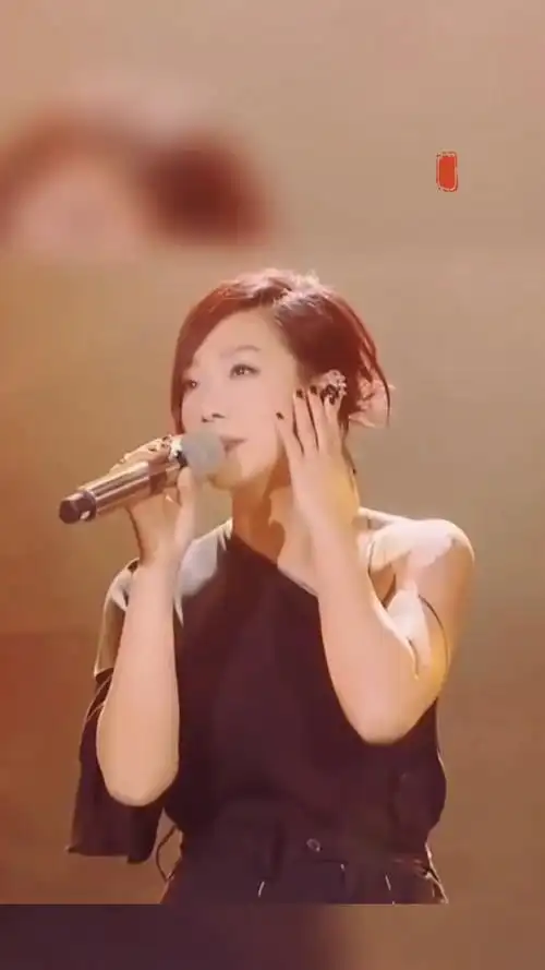 林忆莲深情演唱#当爱已成往事 空灵的嗓音,曲调优美,感动全场#林忆莲