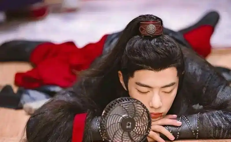 肖战一把小黑扇用三年!可吹风还能充当磨牙棒!果然是可爱大犯规啊!