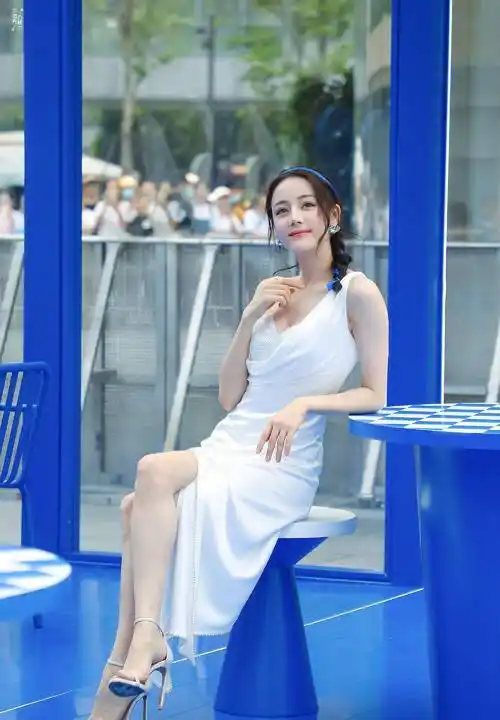 迪丽热巴出席活动,身穿高开叉一字肩连衣裙,微微一笑,少女感十足_照片