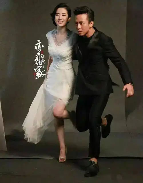 邓超刘亦菲亲密写真,邓超表情貌合神离,仿佛看到了搓衣板