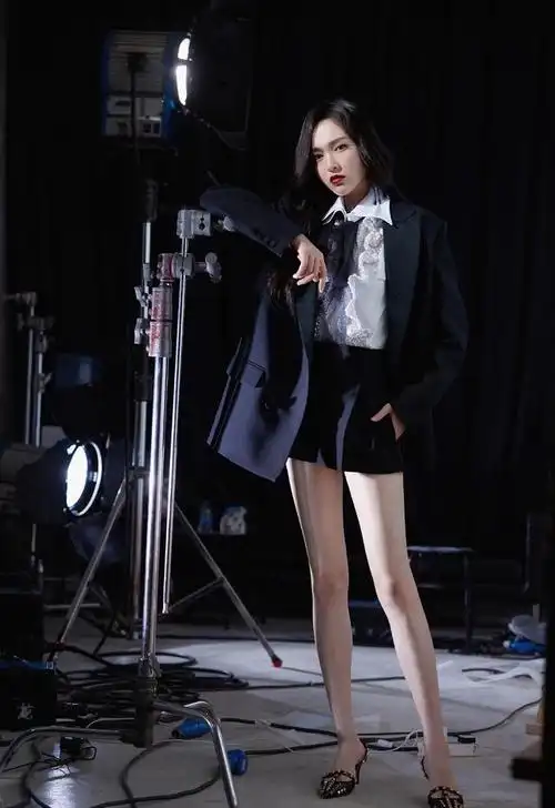 但是最受人瞩目的是唐嫣的一双美腿,娱乐圈常说一句话,比腿唐嫣从来不