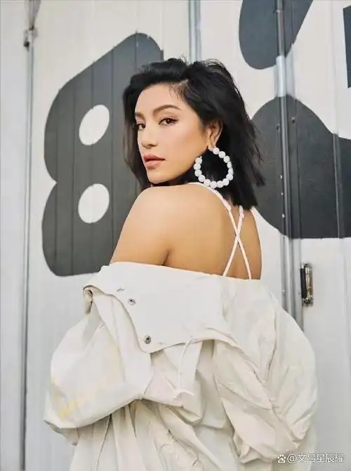 这个时候接近疯癫的江映蓉不知道听谁说变漂亮可以吸粉,江映蓉想都没