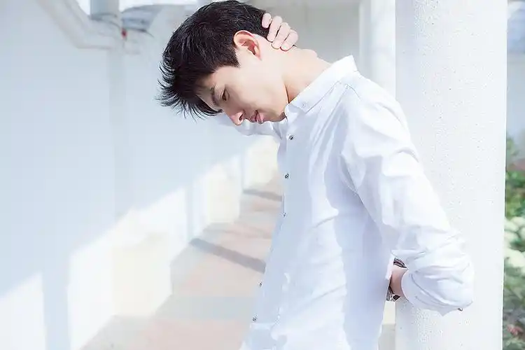 阳光下他穿着白衬衫